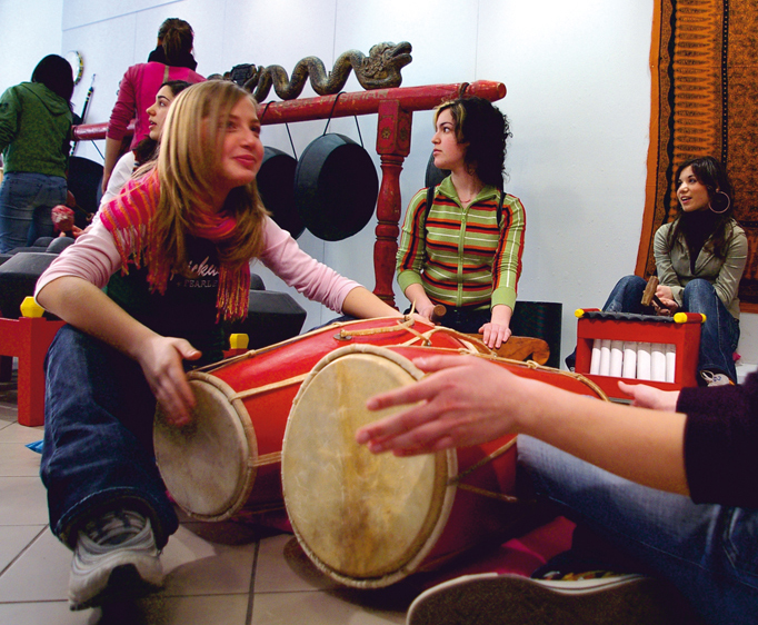 ragazze che suonano.jpg