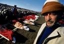 Ćirez / Drenica / Kosovo 3 marzo 1998. Il funerale collettivo delle prime vittime albanesi uccise nei villaggi di Ćirez e Likošane, regione di Drenica.