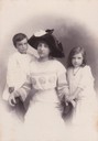 Antonio Delfini con la madre e la sorella Bianca Rosa