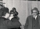 Delfini durante una ripresa televisiva nella Bottega dell'antico muro dell'amico Mario Molinari (febbraio 1963)