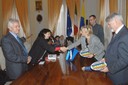 L'ambasciatrice Mai Al Kaila e la presidente del Consiglio Liotti durante lo scambio di doni