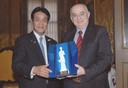 Il sindaco Pighi consegna copia de La Bonissima al presidente dell'azienda turistica giapponese Hisaji Aoki 