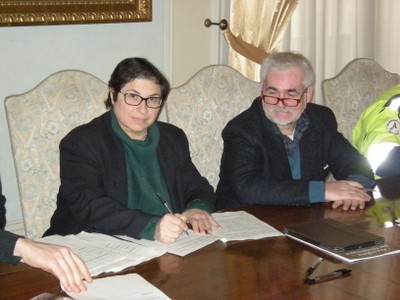 L'assessore Francesca Maletti e Giorgio Bonini di Porta Aperta durante la firma 