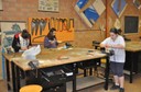 Studenti delle scuole medie in un laboratorio di falegnameria