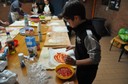 Uno dei laboratori di cucina con la partecipazione di alunni e genitori