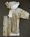 Manifattura Appennino modenese, Camicia infantile con colletto a “lattuga” in tela di lino, sec. XVIII, Roccapelago