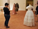 Una studentessa del progetto Museums in fashion al Museo civico d'arte