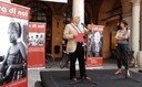 Il sindaco Giorgio Pighi sul palco di piazza Grande con la rappresentante del comitato Primo marzo Nora Sigman