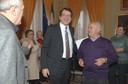 Il sindaco Gian Carlo Muzzarelli con i volontari delle scuole