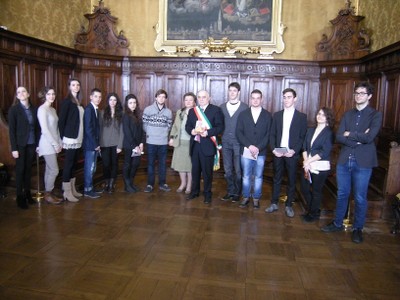 Gli studenti "100 e lode" con il sindaco Giorgio Pighi e l'assessore Adriana Querzè