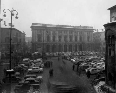 piazza Grande Anni Cinquanta, Il Tribunale e il parcheggio.jpg