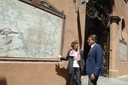 La direttrice dell’Archivio storico comunale Franca Baldelli illustra al sindaco Gian Carlo Muzzarelli una delle due carte di Boccabadati esposte in via Scudari