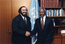 Con Kofi Annan; Pavarotti nominato Messagero di Pace delle Nazioni Unite - New York, 1998.JPG