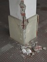 Un dettaglio dei pilastri in cemento armato danneggiati