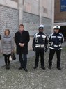 Il sindaco Muzzarelli e l'assessora Caporioni, con due agenti della Municipale davanti al Sacrario dei caduti in piazza Torre