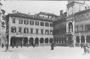 Modena, il portico del Palazzo Comunale con le protezioni antiaeree, 1918  Modena, Archivio Roganti.jpg
