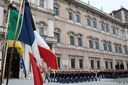 La bandiera francese a fianco di quella italiana e modenese, tutte a lutto, durante l'inaugurazione di Piazza Roma