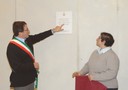 Il sindaco Muzzarelli e la presidente del Consiglio Maletti scoprono la targa sulla libertà di stampa