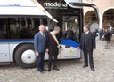 L'assessore Tommaso Rotella con Günter Kleinhanns, in rappresentanza di Linz e Wolfang Stöttinger, del tour operator Sabtours davanti al mezzo chiamato "Modena"