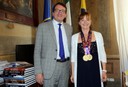 Il sindaco e Valeeva con le medaglie d'oro vinte a Baku
