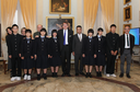 Gli studenti giapponesi con  i professori e, al centro, il sindaco Gian Carlo Muzzarelli