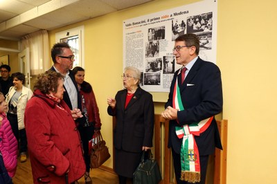 Da sinistra Luciana Reggiani, vedova dell'ex sindaco Triva, l'assessore Gianpietro Cavazza, l'ex assessora Aude Pacchioni e il sindaco Gian Carlo Muzzarelli