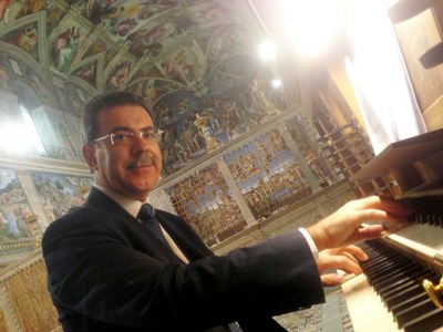 Juan Paradell Solé all'organo nella Cappella Sistina.jpg