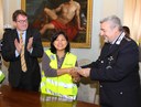 Il comandante Chiari consegna i tesserini  identificativi dei volontari alla vicepresidente dell'associazione Cmis Lorena Cipriano