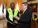 Il sindaco consegna il tesserino da volontario al secondo vicepresidente dell'Associaizone Cmis, Cristian Ibodi