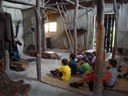 Terramara Fili di storie, bambini ascoltano nella capanna della terramara