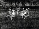 cesare Leonardi, bambine nel parco, 1957 proprietà dell'autore.jpg