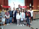 L'assessore Gianpietro Cavazza con i  ragazzi premiati e Luisa Magnani, una delle promotrici del concorso