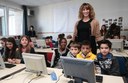 L'assessore Ludovica Carla Ferrari insieme ai bimbi delle scuole Anna Frank nel nuovo laboratorio d'informatica