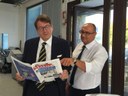 Il sindaco a Coptip con il giornale del Comune appena stampato