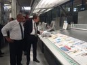 Il sindaco Gian Carlo Muzzarelli osserva una fase di lavorazione del giornale con il presidente di Coptip Giuseppe Rovatti