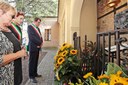 muzzarelli brighenti omaggio alla tomba di pavarotti 060916.jpg