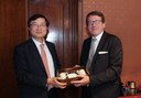 Il dono dell'ambasciatore coreano al sindaco di Modena