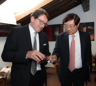 Il sindaco Muzzarelli con l'ambasciatore coreano Jong-Hyun Choi nell'Acetaia comunale