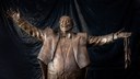 statua pavarotti orizzontale su sfondo telo foto di Mara Mazzei.jpg