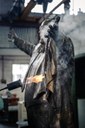 statua Luciano Pavarotti di Stefano Pierotti lavorazione con la fiamma foto Mara Mazzei.jpg