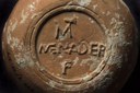 016 Lucerna in ceramica con bollo MVT(ina) MENANDER F(ecit), Museo di Vindonissa (Svizzera)..jpg