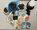 La droga, il denaro e i cellulari sequestrati dalla Polizia municipale