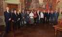 Il sindaco Muzzarelli e la presidente del Consiglio Maletti con i nuovi maestri del lavoro