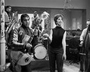 Celentano duetta con Mina con chitarra Wandrè Oval nel film  Urlatori alla sbarra di Lucio Fulci, 1960.jpg
