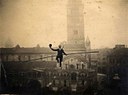 foto storica L'esibizione del funambolo Strochneider, 1910 in piazza grande.jpg