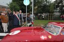 Il sindaco saluta i conducenti di una delle auto d'epoca che hanno inaugurato la rotatoria