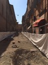 I lavori di ripavimentazione in corso in via Università