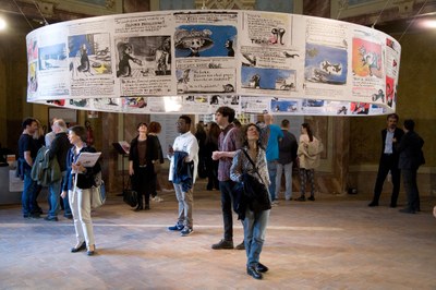 Visitatori alla mostra di Toccafondo nella Palazzina dei Giardini ducali