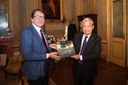 Il sindaco Gian Carlo Muzzarelli con l'ambasciatore del Vietnam Cao Chienh Thien 