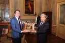 Il sindaco Gian Carlo Muzzarelli riceve dall'ambasciatore del Vietnam Cao Chienh Thien il quadro con il simbolo del Paese